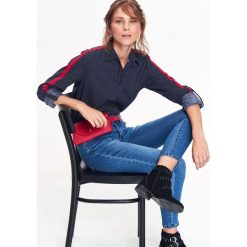 KOSZULA DAMSKA W KROPKI Z LAMPASEM. Czerwone koszule damskie Top Secret, na co dzień, na zimę, w grochy, z tkaniny, eleganckie, bez kołnierzyka, z długim rękawem. W wyprzedaży za 39,99 zł.