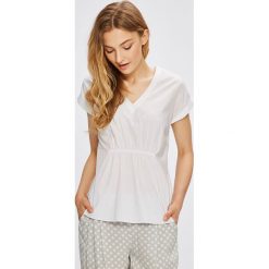 Tommy Hilfiger - Top Savie. Białe bluzki damskie marki TOMMY HILFIGER, z bawełny, casualowe, z krótkim rękawem. W wyprzedaży za 219,90 zł.
