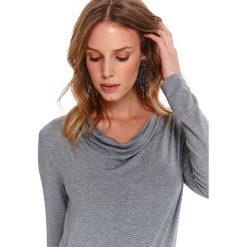 Bluzka z błyszczącej dzianiny z dekoltem typu woda. Zielone bluzki damskie Top Secret, bez wzorów, z dzianiny, eleganckie, bez kołnierzyka, z długim rękawem. W wyprzedaży za 49,99 zł.
