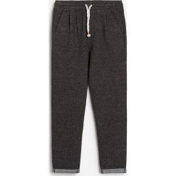 Spodnie chinos w jodełkę -. Spodnie męskie Reserved, bez wzorów. Za 69,99 zł.