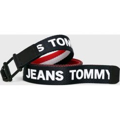 Tommy Jeans - Pasek. Niebieskie paski męskie Tommy Jeans, w paski, z jeansu. Za 169,90 zł.
