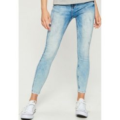 Jeansy skinny mid waist - Niebieski. Niebieskie spodnie z wysokim stanem Sinsay, z jeansu. Za 79,99 zł.