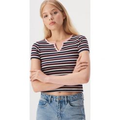 Krótki t-shirt w paski - Wielobarwny. T-shirty damskie Sinsay, s, w paski, bez kołnierzyka. W wyprzedaży za 14,99 zł.