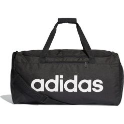 ADIDAS LINEAR CORE DUFFEL MEDIUM > DT4819. Torby męskie na ramię Adidas, w paski, z poliesteru, sportowe. W wyprzedaży za 89,99 zł.