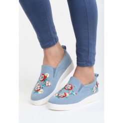 Niebieskie Slip On Dolka. Niebieskie tenisówki damskie Born2be, z aplikacjami, z denimu. Za 39,99 zł.