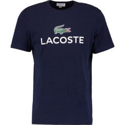 Lacoste Tshirt z nadrukiem marine. Niebieskie t-shirty męskie Lacoste, xxl, z nadrukiem, z bawełny. Za 219,00 zł.