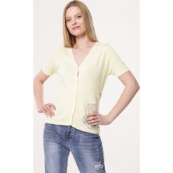 Żółta Bluzka Seriousness. Żółte bluzki damskie Born2be, s, bez wzorów, z dzianiny, bez kołnierzyka, z krótkim rękawem. Za 19,99 zł.
