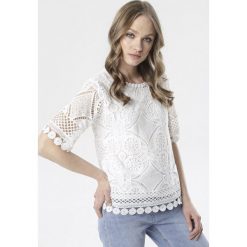 Biała Bluzka Pereilis. Białe bluzki damskie Born2be, xl, w koronkowe wzory, z jeansu, eleganckie, z okrągłym kołnierzem, z krótkim rękawem. Za 69,99 zł.