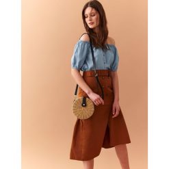 Casualowa bluzka. Niebieskie bluzki damskie Top Secret, bez wzorów, z tkaniny, eleganckie, bez kołnierzyka, z krótkim rękawem. W wyprzedaży za 34,99 zł.