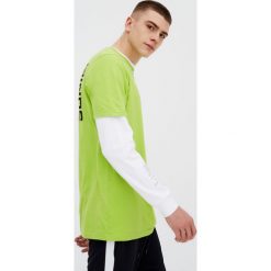 Koszulka z nadrukiem. Białe t-shirty damskie marki Pull & Bear, z nadrukiem. Za 59,90 zł.