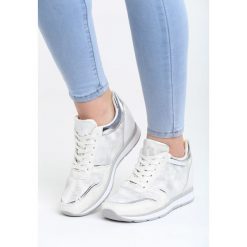 Białe Sneakersy Burn It Down. Białe koturny damskie Born2be, bez obcasa, na płaskiej podeszwie, na sznurówki. Za 99,99 zł.