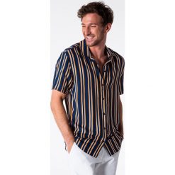 Koszula męska z krótkim rękawem K481 - granatowa/żółta. Żółte koszule męskie Ombre Clothing, s, bez wzorów, z materiału, klasyczne, z klasycznym kołnierzykiem, z krótkim rękawem. Za 39,00 zł.