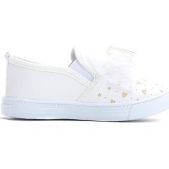 Białe Slip On Charm. Białe buty sportowe dziewczęce Born2be, na jesień, z materiału, z okrągłym noskiem. Za 39,99 zł.