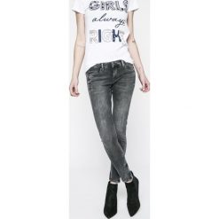 Pepe Jeans - Jeansy Cher. Szare jeansy damskie Pepe Jeans, z elastanu, z obniżonym stanem. W wyprzedaży za 329,90 zł.