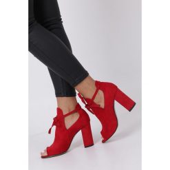 Czerwone botki wiosenne peep toe na słupku z ozdobnym wiązaniem Casu 270. Czerwone botki damskie Casu, z otwartym noskiem, bez obcasa, na słupku, bez zapięcia. Za 129,99 zł.