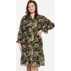 Szyfonowa czarna sukienka Magdalena w kwiaty XXL OVERSIZE. Czarne sukienki damskie Moda Size Plus Iwanek, na imprezę, na lato, xxl, w kwiaty, z elastanu, eleganckie, z klasycznym kołnierzykiem, bez rękawów, oversize. Za 209,00 zł.
