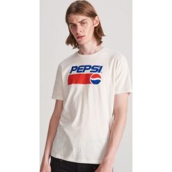T-shirt z nadrukiem Pepsi - Biały. Białe t-shirty męskie Reserved, s, z nadrukiem, bez kołnierzyka. Za 49,99 zł.
