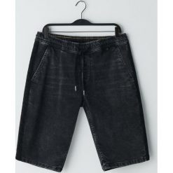 Szorty jogger z lampasami - Czarny. Czarne spodenki i szorty męskie Cropp, bez wzorów. W wyprzedaży za 69,99 zł.