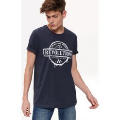 T-SHIRT Z NADRUKIEM. T-shirty męskie Top Secret. W wyprzedaży za 34,99 zł.
