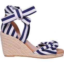 ESPADRYLE NA KOTURNIE. Białe czółenka damskie marki Top Secret, z jeansu, na koturnie. W wyprzedaży za 39,99 zł.