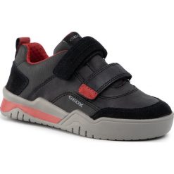 Sneakersy GEOX - J Perth B. C J947RC 05422 C0260 S Black/Dk Red. Czarne trampki chłopięce Geox, bez wzorów, z zamszu, na rzepy. W wyprzedaży za 149,00 zł.
