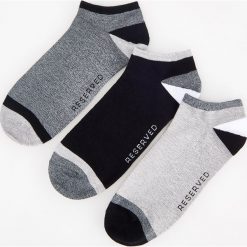 Skarpety stopki 3 pack - Szary. Szare skarpetki męskie Reserved, bez wzorów. Za 19,99 zł.