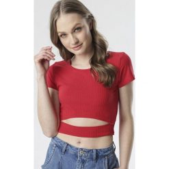 Czerwony T-shirt Petorei. Czerwone bluzki damskie Born2be, s, bez wzorów, bez kołnierzyka, bez rękawów. W wyprzedaży za 39,99 zł.