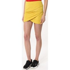 Żółta Spódnica Behoove. Żółte spódniczki damskie Born2be, s, bez wzorów, z dzianiny, mini, kopertowe. Za 39,99 zł.