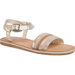 Sandały CLARKS - Finch Stride Y 261490126 Metallic Combi. Żółte klapki damskie Clarks, bez wzorów, ze skóry ekologicznej, bez obcasa. W wyprzedaży za 199,00 zł.