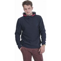 Granatowy sweter męski z kominem i czerwonym ozdobnym sznurkiem SW55. Czerwone swetry męskie m, bez wzorów, z bawełny, casualowe, z kominem, bez kaptura. Za 162,00 zł.