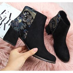 Botki damskie na klocku w kwiaty czarne Filippo - czarny. Czarne botki damskie FILIPPO, bez obcasa, bez zapięcia. Za 139,99 zł.