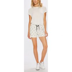 Only - Szorty Lexi. Białe szorty damskie marki ONLY, s, z bawełny, casualowe, z podwyższonym stanem. W wyprzedaży za 69,90 zł.