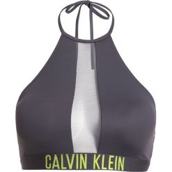 Stroje kąpielowe damskie: Calvin Klein Swimwear HIGH NECK CROP Góra od bikini forged iron