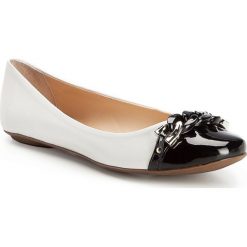 Buty damskie. Czarne baleriny damskie Wittchen, bez wzorów, ze skóry, eleganckie, bez obcasa. W wyprzedaży za 199,90 zł.