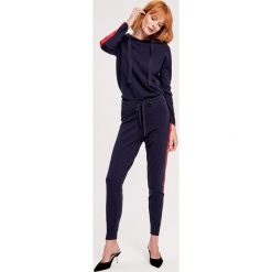 2-częściowy zestaw w kolorze granatowo-czerownym - bluza, spodnie. Czerwone bluzy damskie ZOCHA, m. W wyprzedaży za 349,95 zł.
