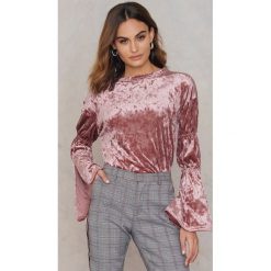 NA-KD Party Aksamitny top z szerokim rękawem - Pink. Różowe topy damskie NA-KD Party, bez wzorów, z elastanu, bez kołnierzyka. W wyprzedaży za 48,58 zł.