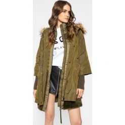 Parka MAX&Co. 60315220. Zielone kurtki damskie MAX&Co., bez wzorów, z poliesteru, bez kaptura. W wyprzedaży za 1639,00 zł.