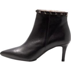 Lodi EBROGO Ankle boot nero/ginger nero. Czarne botki damskie marki Lodi, ze skóry, bez obcasa, bez zapięcia. Za 889,00 zł.