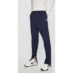 Tommy Hilfiger - Spodnie. Niebieskie chinosy męskie marki TOMMY HILFIGER, s, z elastanu. Za 599,90 zł.