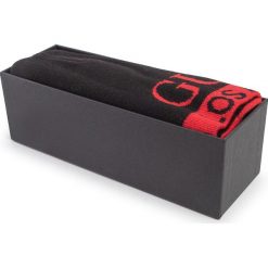 Zestaw Szalik i Czapka GUESS - M94Z66 Z2HK0 JBLK. Czarne czapki męskie Guess, z aplikacjami, z wiskozy. W wyprzedaży za 199,00 zł.