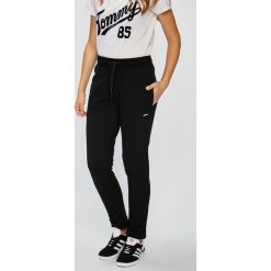 Guess Jeans - Spodnie. Czarne jeansy damskie marki Guess Jeans, s, z bawełny. W wyprzedaży za 199,90 zł.