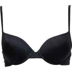 Biustonosz push-up w kolorze czarnym. Czarne biustonosze COTONELLA, bez wzorów. W wyprzedaży za 29,95 zł.