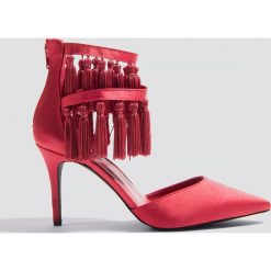 NA-KD Shoes Szpilki z chwostami - Red. Czerwone szpilki marki NA-KD Shoes, w paski, bez obcasa, na szpilce, z paskami. W wyprzedaży za 60,88 zł.