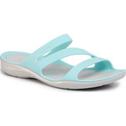 Klapki CROCS - Swiftwater Sandal W 203998 Ble/Pearl White. Niebieskie klapki damskie Crocs, bez wzorów, z tworzywa sztucznego, bez obcasa. Za 159,00 zł.