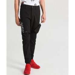 Joggery techwear z odpinaną kieszenią - Czarny. Czarne spodnie męskie Cropp, m, bez wzorów. W wyprzedaży za 119,99 zł.