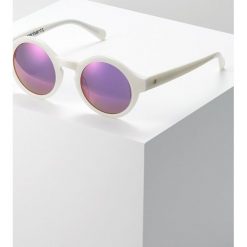 Carhartt WIP FOX Okulary przeciwsłoneczne white/ purple mirrored. Białe okulary przeciwsłoneczne damskie marki Carhartt WIP. Za 359,00 zł.