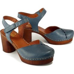 MANITU 910995-5 blau, sandały damskie. Sandały damskie Manitu, bez wzorów, ze skóry, bez obcasa, na obcasie, bez zapięcia. Za 219,90 zł.