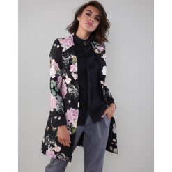 Elegancki Płaszcz na Jeden Guzik - Kwiaty. Różowe kurtki damskie Nommo, s, w kwiaty, z poliesteru, eleganckie, bez kaptura. Za 259,90 zł.