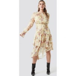 NA-KD Boho Asymetryczna sukienka z falbaną - Beige,Multicolor. Brązowe sukienki damskie marki NA-KD Boho, bez wzorów, z szyfonu, boho, z asymetrycznym kołnierzem, z długim rękawem, długie, maxi, asymetryczne. Za 202,95 zł.