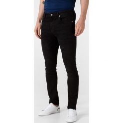 Guess Chris Dżinsy Czarny. Czarne jeansy męskie Guess, z aplikacjami. Za 350,95 zł.